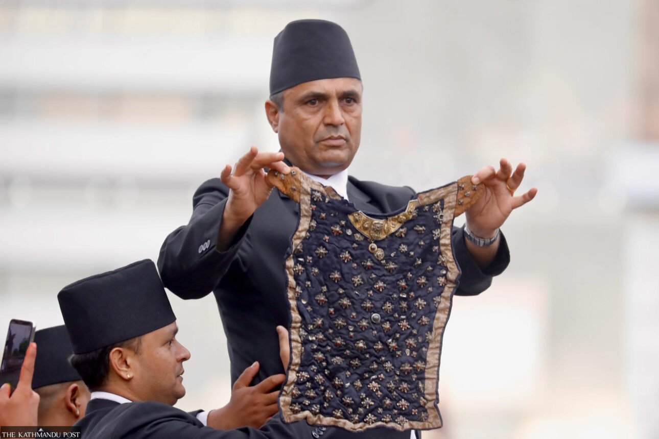 रातो मत्स्येन्द्रनाथको भोटो देखाइँदै