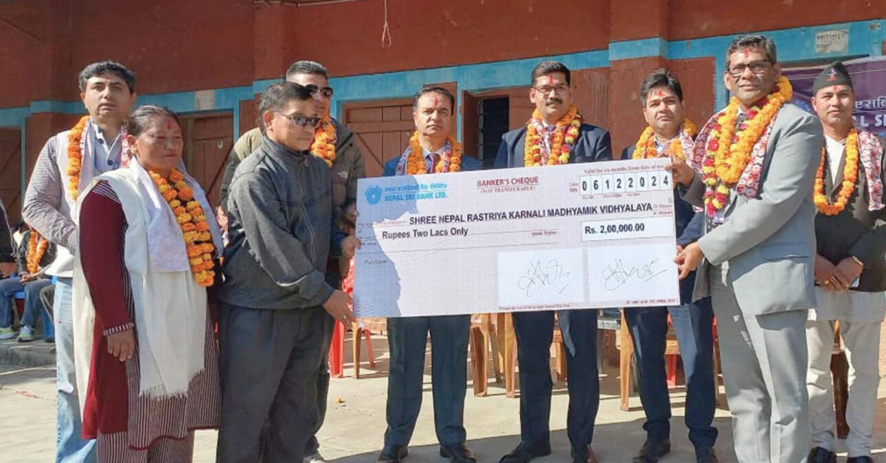 नेपाल एसबिआई बैंकद्वारा नेपाल राष्ट्रिय कर्णाली माध्यमिक विद्यालयलाई सहयोग
